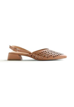 CUT-OUT AND STUDDED LAGOS - Tacones - cuero