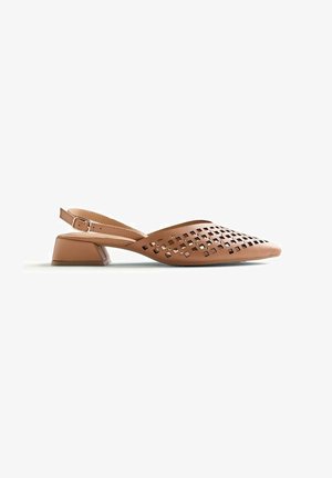 Chaussure bride arrière en cuir marron avec petit talon bloc et motifs carrés découpés sur le dessus.