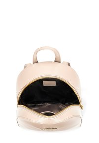 Zaino in pelle beige con forma arrotondata, due manici superiori, zip dorata e fodera interna nera con motivo logo. Vista aperta.