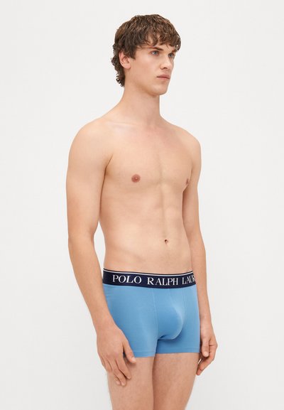 Boxeri din bumbac albastru cu un elastic navy pe care este inscripționat textul "POLO RALPH LAUREN". Designul este ajustat, cu o textură netedă.