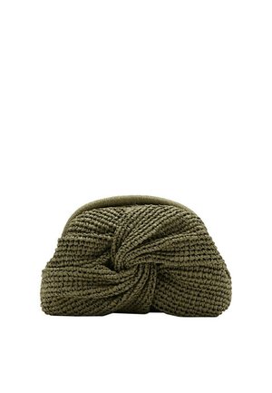 Bolso clutch tejido verde oliva con un diseño de nudo retorcido en el centro, mostrado sobre un fondo blanco.