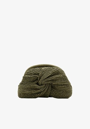 Olivgrüne gewebte Clutch-Tasche mit einem gedrehten Knotendesign in der Mitte, vor weißem Hintergrund präsentiert.