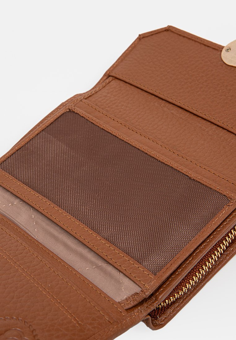 Portefeuille en cuir marron à surface texturée, avec une poche en maille transparente et une fermeture éclair dorée. L'intérieur est doublé de tissu marron.