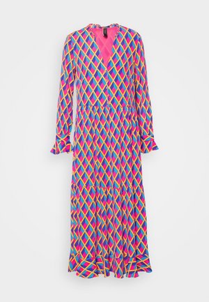 Maxikleid mit einem lebhaften pinken, blauen und gelben Rautenmuster. Lange Ärmel, V-Ausschnitt, Knopfdetails und Rüschensaumdesign.