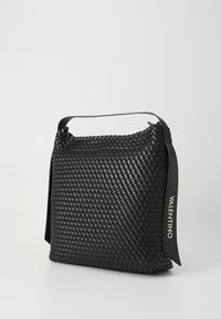 Borsa a spalla in pelle intrecciata nera con superficie testurizzata e tracolla piatta. Caratterizzata da un dettaglio del logo dorato sul lato.