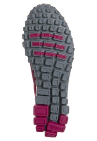 Semelle de chaussure de sport rouge et grise présentant un motif texturé multidirectionnel avec des accents roses proéminents et des crampons rectangulaires.