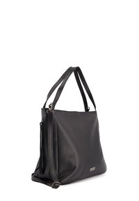 Schwarze Leder-Tote mit einer strukturierten Oberfläche, zwei Griffen und einem verstellbaren Riemen. Verfügt über ein Reißverschlussfach und ein kleines Metall-Logo.