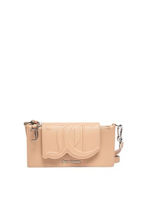 Borsa a pochette di pelle color pesca con logo "J" testurizzato sulla patta, hardware in argento, tracolla rimovibile e forma rettangolare.