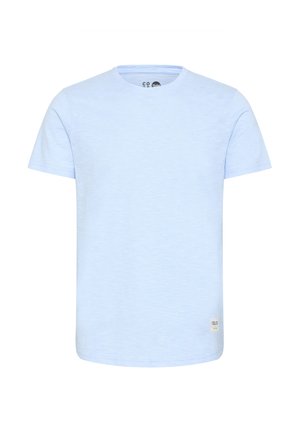 Lyseblå t-skjorte med kort erme laget av myk stoff, med rund hals, rett kant og en liten merkeetikett nederst til venstre.