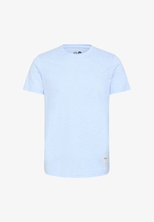 Tricou scurt, de culoare albastră deschisă, confecționat dintr-un material moale, cu guler rotund, tiv drept și o etichetă mică a brandului în partea stângă jos.