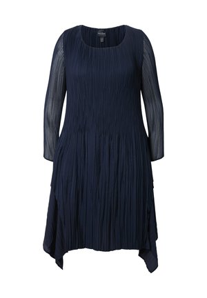Marineblauw geplooid jurkje met lange doorzichtige mouwen en een ronde hals. De stof heeft verticale plooien en een asymmetrische zoom.