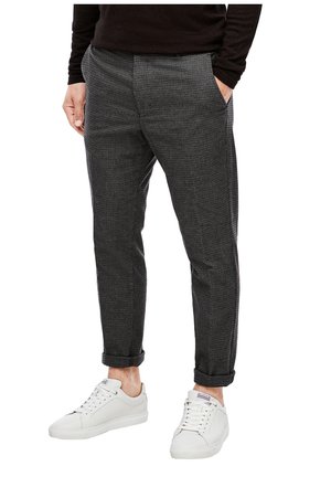 Grau karierte Hose mit seitlichen Taschen, gekrempelten Säumen und schlanker Passform, kombiniert mit weißen Sneakern. Glatter Stofftextur.