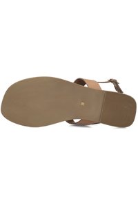 Tan sandalen met een brede bandontwerp en enkelgesp, met een gladde zool met een lichte textuur en maat "38".