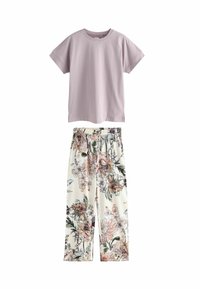 Ljuslila bomull T-shirt med korta ärmar och rund halsringning, tillsammans med vita byxor med blommönster och elastisk midja, i vid modell.