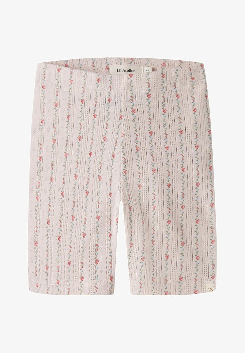 Shorts rose pâle pour enfants avec des rayures florales verticales rouges et bleues, tissu texturé et une étiquette de la marque Lil’ Atelier à l’intérieur de la ceinture.