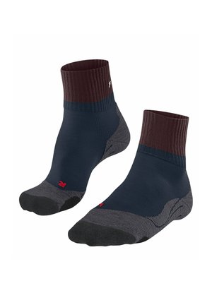 Calzini alla caviglia con un corpo blu scuro, bordo ribattuto bordeaux, accentuazioni grigie sulla punta e sul tallone, con dettagli di branding rossi.