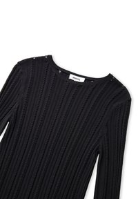 Schwarzer, gerippter Pullover mit langen Ärmeln, weitem Halsausschnitt und sichtbarer Textur. Verfügt über vertikale Linien und subtile Details entlang des Saums.