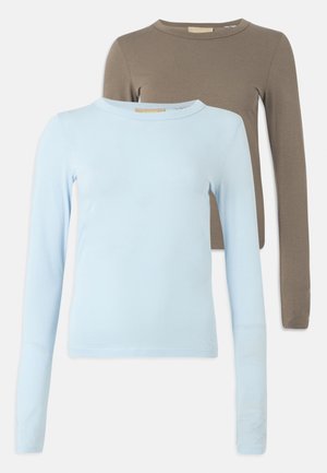 Două tricouri cu mânecă lungă: unul albastru deschis și unul maro, fabricate din bumbac moale, având un guler rotund și un design ajustat.