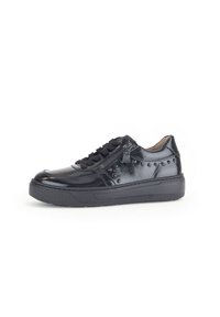 Zwarte gepatenteerde leren sneakers met een textuur, voorzien van decoratieve studs, een zijrits en een rubberen zool. Vetersluiting aan de voorkant.