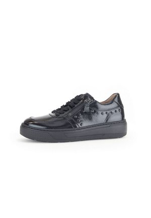 Zwarte gepatenteerde leren sneakers met een textuur, voorzien van decoratieve studs, een zijrits en een rubberen zool. Vetersluiting aan de voorkant.