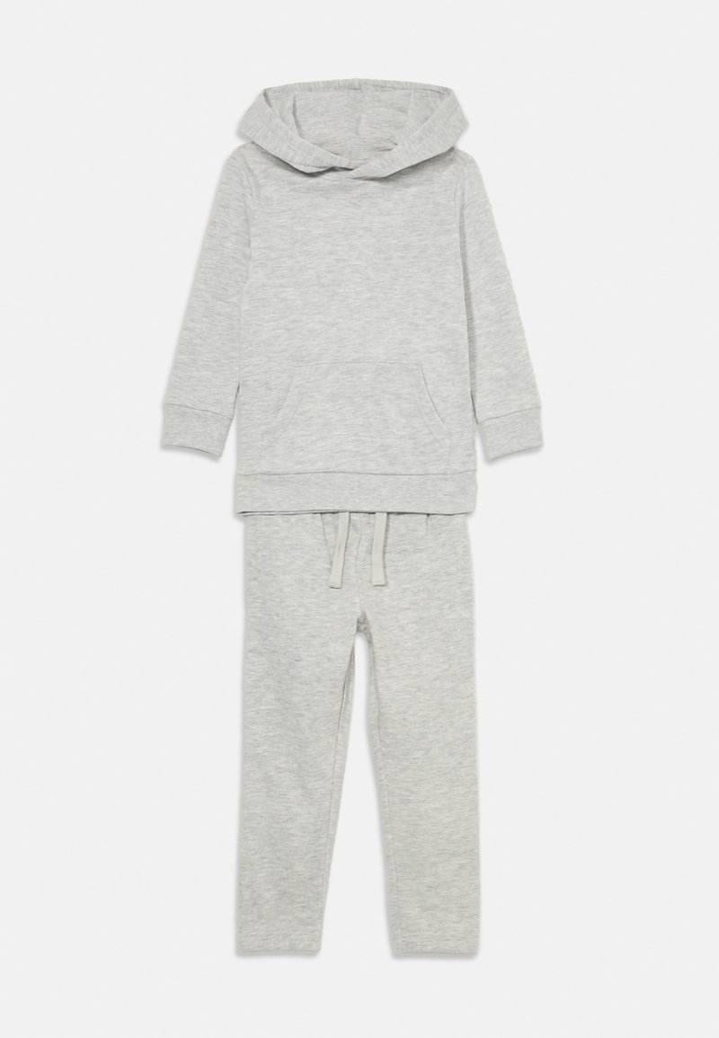 Grijze hoodie met een voorzak en brede hals, gecombineerd met bijpassende sweatpants met een elastische tailleband en trekkoord. Zachte textuur.