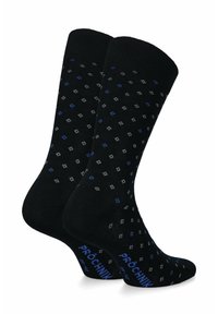 Czarne skarpetki z geometrycznym wzorem małych niebieskich i białych diamentów. Rękaw jest gładki, a nazwa marki jest nadrukowana na podeszwie na niebiesko.