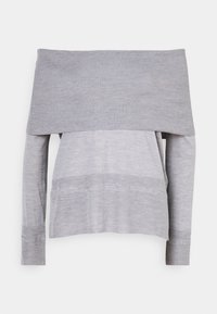 Maglione grigio off-shoulder, texture a coste, maniche lunghe, design a strati con sezione inferiore liscia e vestibilità rilassata.