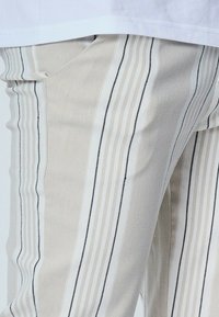 FRILIVIN À RAYURES   - Pantalon classique - beige