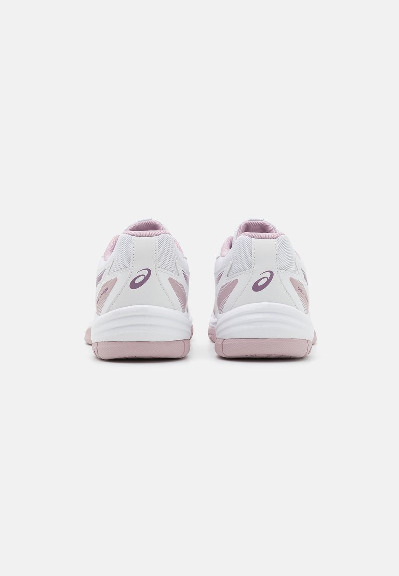 Witte sportschoenen met roze accenten, textuur van gaas, en een afgeronde vorm. Bevat demping en een rubberen loopzool.