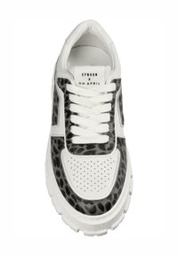 Sneaker bianca in pelle con pannelli a stampa leopardata nera, punta tonda, scatola della punta perforata, lacci bianchi e suola in gomma bianca spessa.