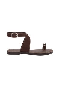 Brązowe zamszowe sandały z paskiem na klamrę, otwartym noskiem z metalicznym akcentem, płaską podeszwą i kontrastowym detalem ściegów.