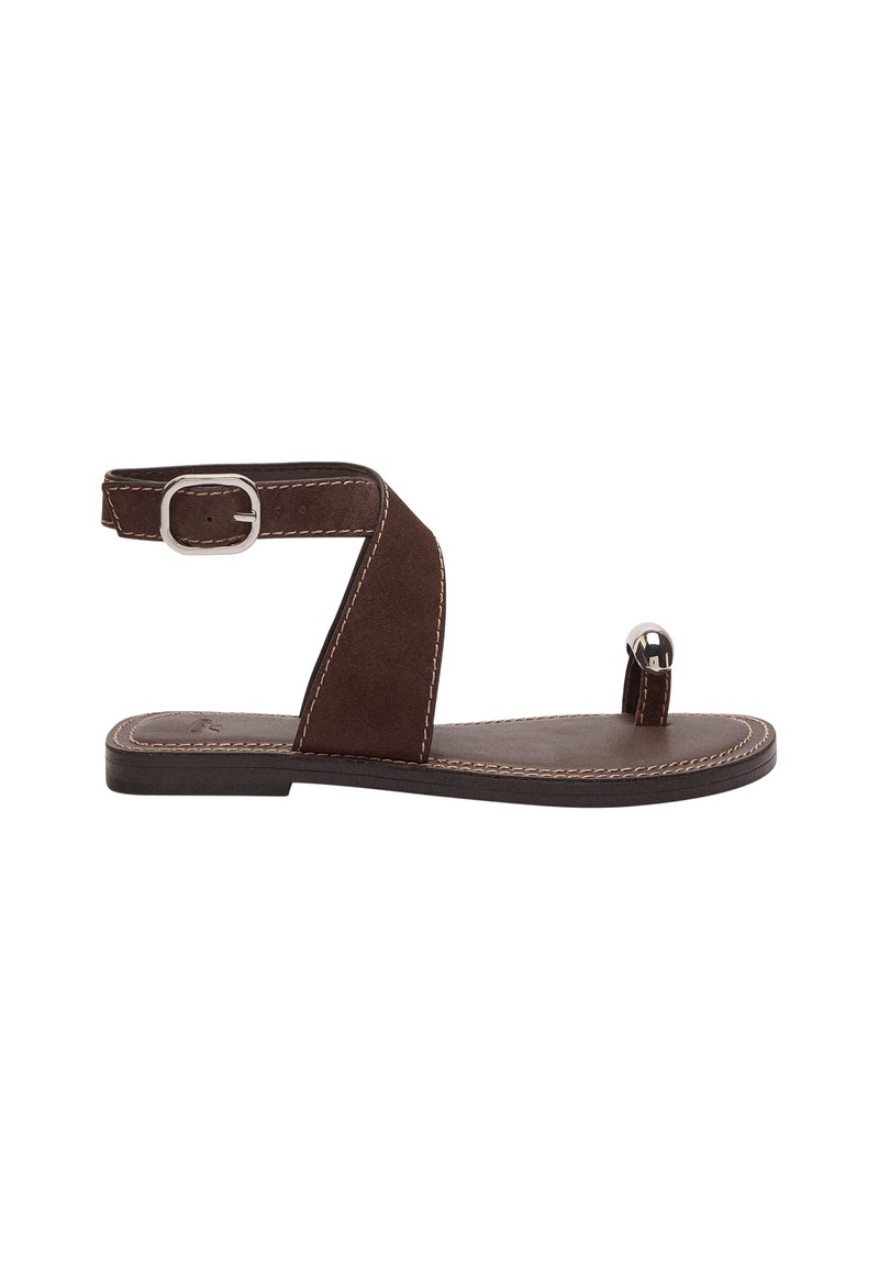 Brązowe zamszowe sandały z paskiem na klamrę, otwartym noskiem z metalicznym akcentem, płaską podeszwą i kontrastowym detalem ściegów.