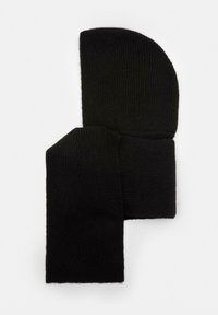 Set di berretto e sciarpa neri in maglia, con una texture a coste. Il berretto ha un design allungato, mentre la sciarpa ha una forma rettangolare.