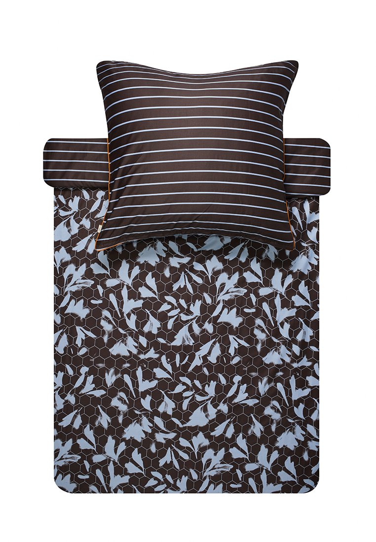 Ensemble de literie marron comprenant un oreiller rayé et une housse de couette avec un motif floral sur un fond hexagonal dans des teintes bleu clair et marron.