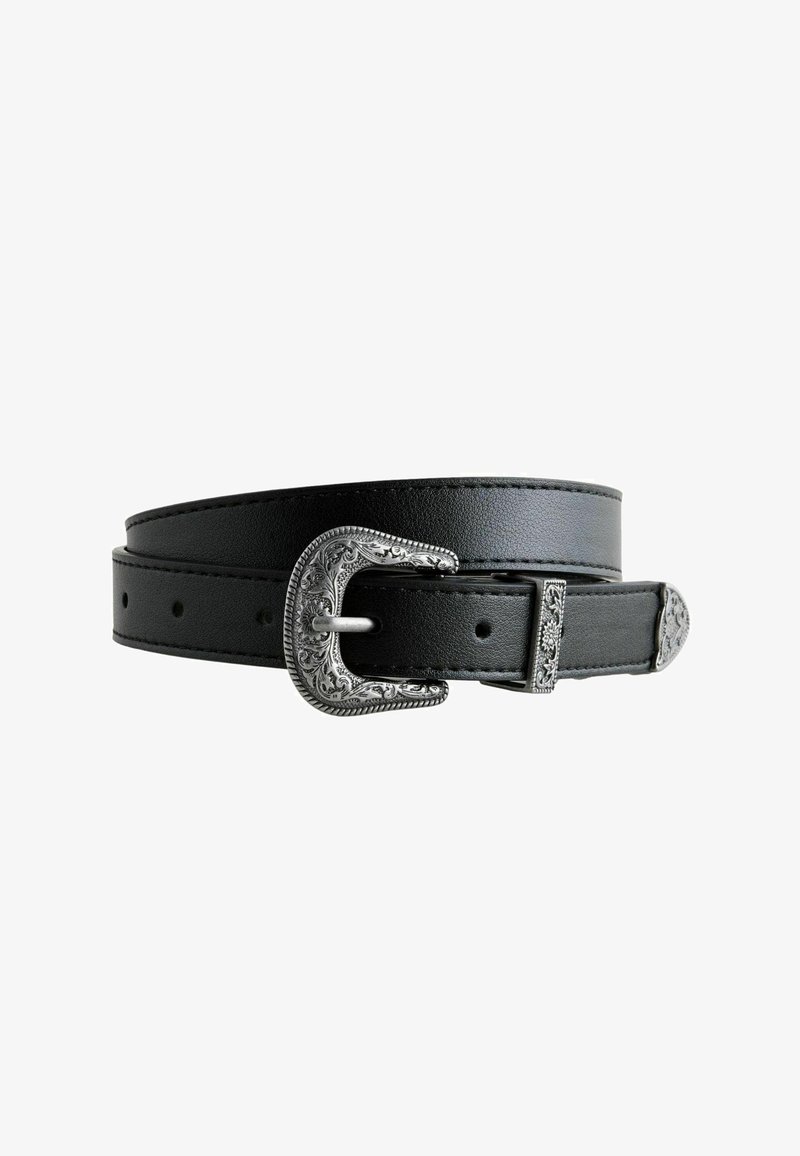 Ceinture en cuir noir avec une boucle en argent décorative ornée de motifs floraux complexes et cinq trous réglables pour le fermoir.