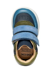 Scarpa per bambini blu, verde e blu navy con due strap in velcro. Materiali sintetici e scamosciati lisci, perforazioni sulla punta, suola bianca.