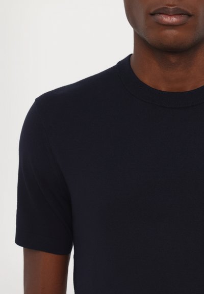 Navyblauwe korte mouwen t-shirt van soepel katoen, met een klassieke ronde hals en een minimalistisch ontwerp zonder patronen of accenten.