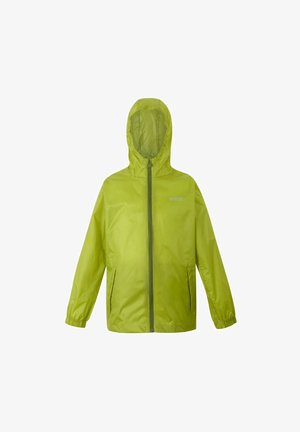 Chłopiec stoi, ubrany w limonkową kurtkę z kapturem, czarne i szare spodnie outdoorowe oraz czarne buty sportowe na jednolitym tle.