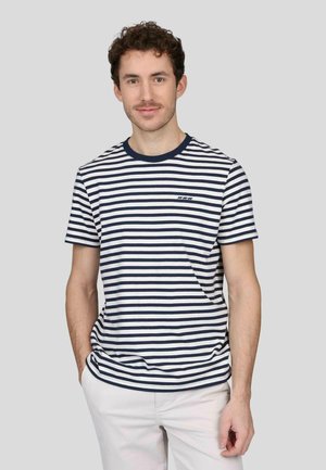 T-shirt rayé bleu marine et blanc, col rond, manches courtes, coupe décontractée, avec un petit logo sur la poitrine.