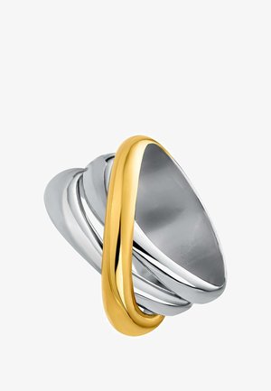 Tres anillos de metal entrelazados: uno plateado y dos con superficies pulidas; un lazo chapado en oro rodea los anillos plateados, creando un diseño contemporáneo.