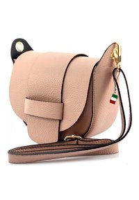 Gebroken lichtroze leren handtas met een afgeronde flap, gouden hardware, een korte schouderband en een kleine Italiaanse vlag charm.