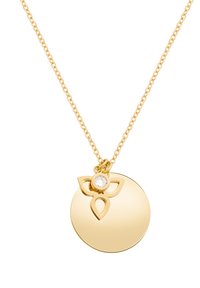 Goldfarbene Halskette mit rundem Anhänger, der ein Triquetra-Design und einen klaren Edelstein-Akzent zeigt. Die Kette besteht aus Gliedern und hat eine strukturierte Oberfläche.