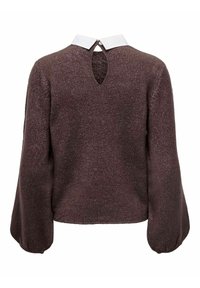 Brun stickad tröja med en texturerad yta, med långa bellärmar och en vit krage. Baksidan har en rund nyckelhålsöppning och knapppdetalj.