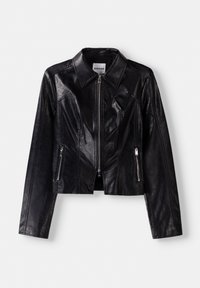 Czarna skórzana kurtka z zamek błyskawicznym z przodu, ostrym kołnierzem i dopasowanym krojem. Posiada boczne kieszenie na zamek i gładką teksturę z minimalnymi detalami.