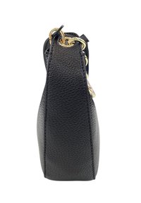 Borsa a mano in pelle nera con texture, vista laterale, con hardware della catena dorata su sfondo bianco.