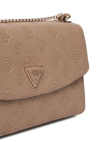 Borsa in ecopelle color tan con motivi in rilievo, logo metallico triangolare e tracolla a catena. Superficie testurizzata e chiusura a patta.