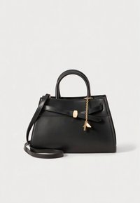 Juodos odos rankinė su struktūruota forma, viršutinėmis rankenomis ir nuimamu peties dirželiu. Papuošta kaspinėliu ir auksinės spalvos metalinėmis detalėmis.