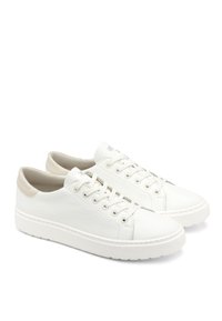 Baskets en cuir blanc avec une finition texturée, bout rond et accent beige contrastant au talon. Six paires d'œillets avec lacets blancs.