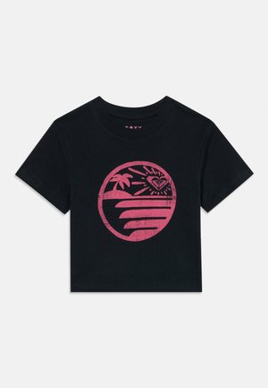 Crop top noir à manches courtes avec un motif graphique rond rose représentant un palmier, des rayons de soleil et des vagues océaniques à l'intérieur d'un cercle sur la poitrine.