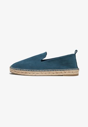 Blauwe suède instap espadrille met een jute zool en decoratieve stiksels aan de rand, met een uitsnijding aan de voorkant.